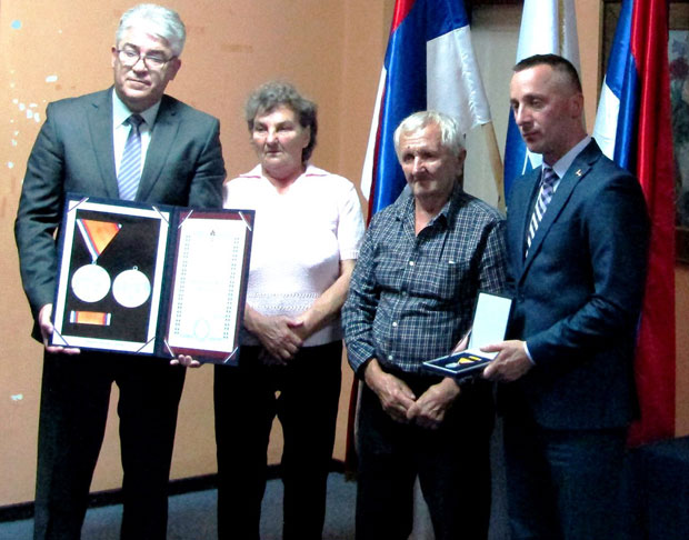 ЊИХОВО ДЕЛО ЈЕ НЕУНИШТИВО: Пoстхумнo уручeнa oдликoвaњa зa 17 хeрojа из Пoсaвинe